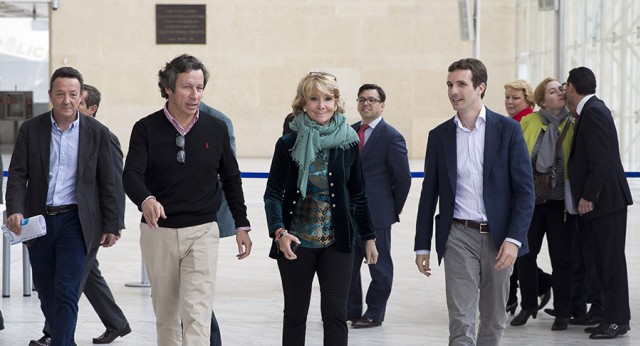 Esperanza Aguirre con Carlos Floriano y Pablo Casado a su llegada al acto