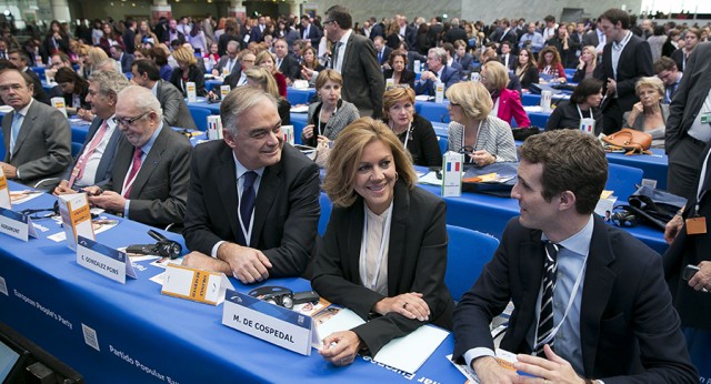 María Dolores de Cospedal charla con Esteban González Pons y Pablo Casado