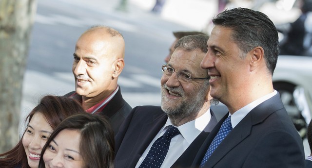 Mariano Rajoy y Xavier Garcia Albiol con simpatizantes