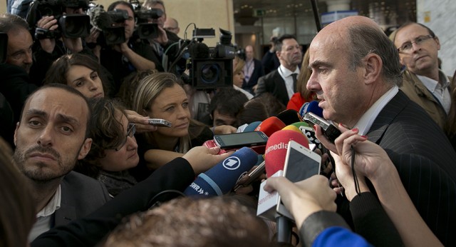 El ministro de Economía, Luis de Guindos, hace declaraciones a los medios
