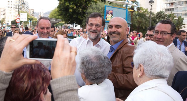 Mariano Rajoy junto a vecinos de Benidorm durante un paseo