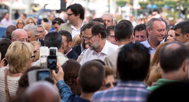 El presidente Mariano Rajoy pasea por las calles de Benidorm