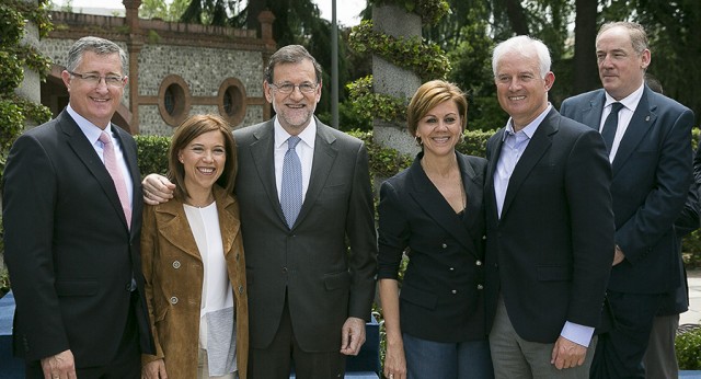 Mariano Rajoy y María Dolores de Cospedal con los cabezas de lista al Congreso por Aragón