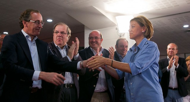 Mª Dolores Cospedal saluda a Alfonso Alonso en el encuentro de presidentes autonómicos del PP