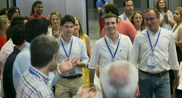 Pablo Casado con Diego Gago y Alfonso Alonso a su llegada