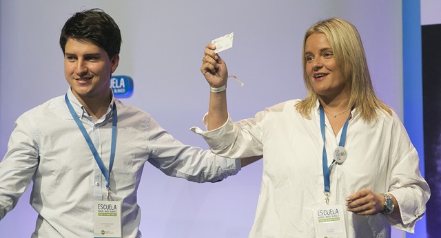 Diego Gago entrega a Mari Mar Blanco el carnet de honor de Nuevas Generaciones con el nombre de su hermano