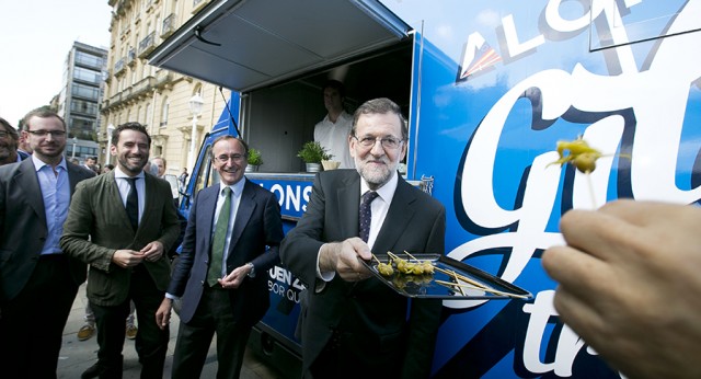 Mariano Rajoy tomando unos pintxos en el Gilda Truck