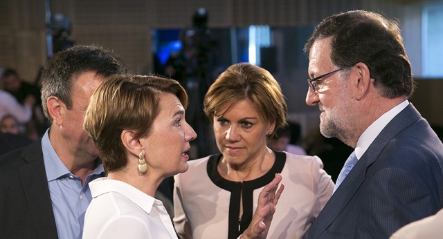 Marga Durán saluda a Mariano Rajoy y a María Dolores de Cospedal