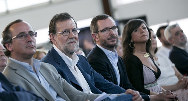 Mariano Rajoy con Alfonso Alonso y Javier Maroto durante el Foro