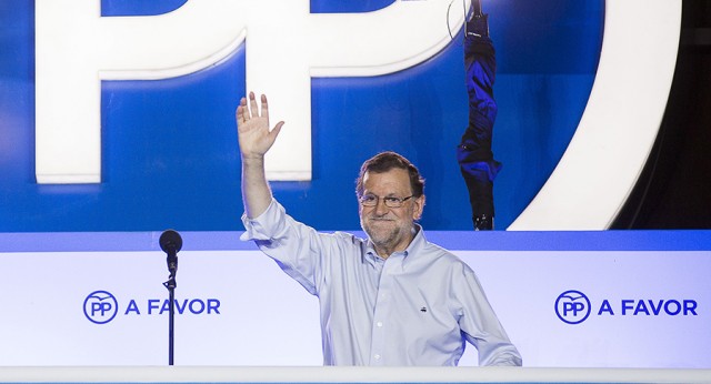 Mariano Rajoy saluda desde el balcón de Génova