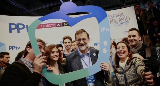 Mariano Rajoy visita el stand de PPTV en el 18 Congreso PP