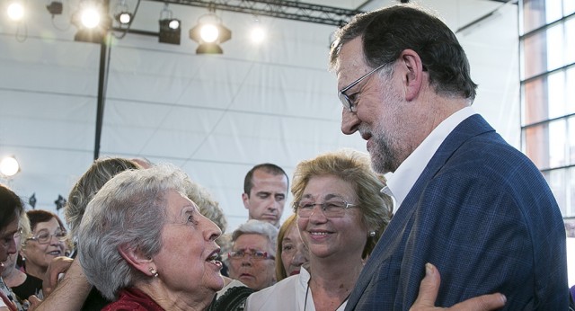 Mariano Rajoy saluda a los asistentes al Foro