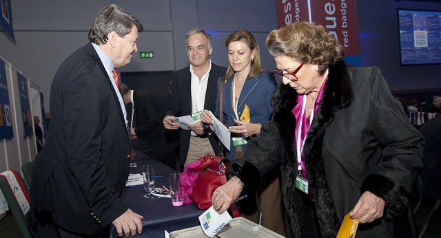 Rita Barberá, María Dolores de Cospedal y Esteban González Pons votando