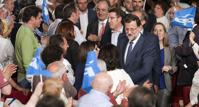 Mariano Rajoy saluda a los asistentes al acto