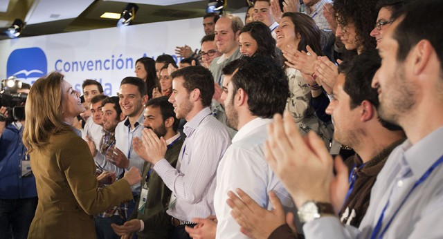 María Dolores de Cospedal saluda a los asistentes