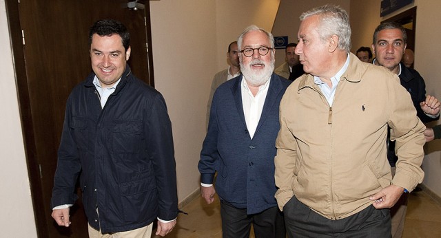 Juanma Moreno, Miguel Arias Cañete y Javier Arenas a su llegada a la Convención
