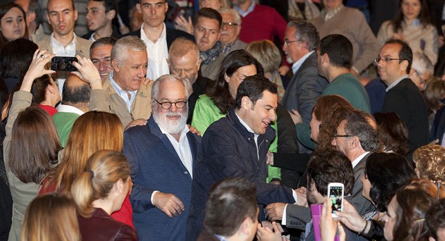 Miguel Arias Cañete, Javier Arenas y Juanma Moreno saludan a los asistentes