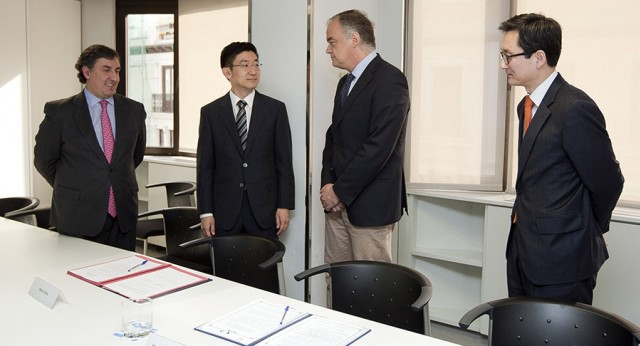 Esteban González Pons en la firma del acuerdo del PP con el Partido Saenuri de Corea