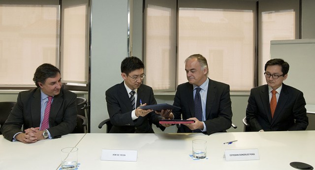 Esteban González Pons en la firma del acuerdo del PP con el Partido Saenuri de Corea