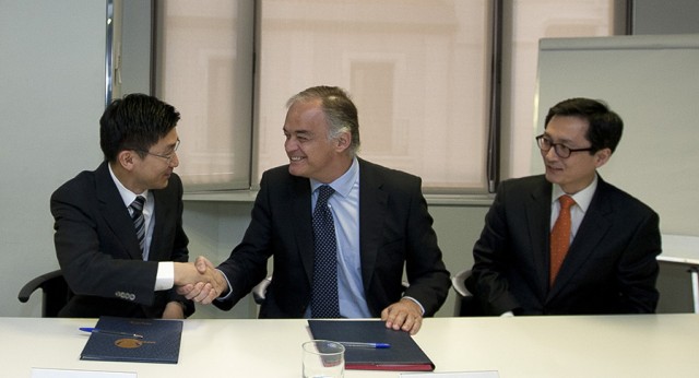 Esteban González Pons en la firma del acuerdo del PP con el Partido Saenuri de Corea