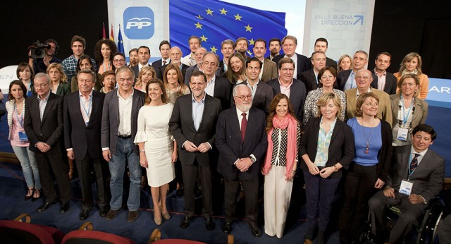 Foto de familia de Mariano Rajoy con la candidatura del PP