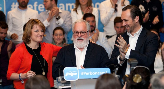 Miguel Arias Cañete junto a la Eurodiputada Rosa Estarás y José Ramón Bauza