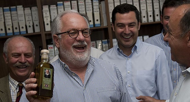 Miguel Arias Cañete con su propia botella de aceite