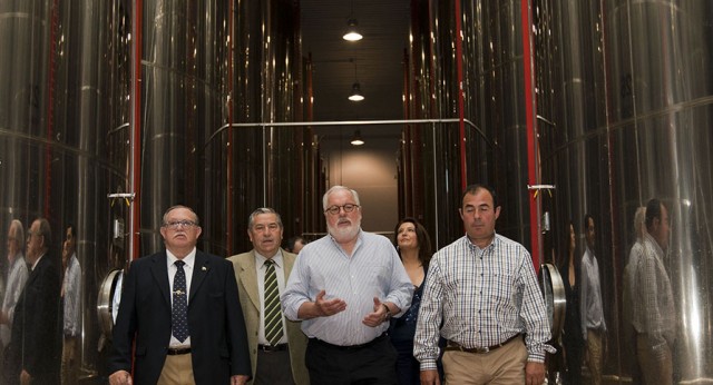 Miguel Arias Cañete visita la cooperativa de aceite San Juan Evangelista de Villagordo