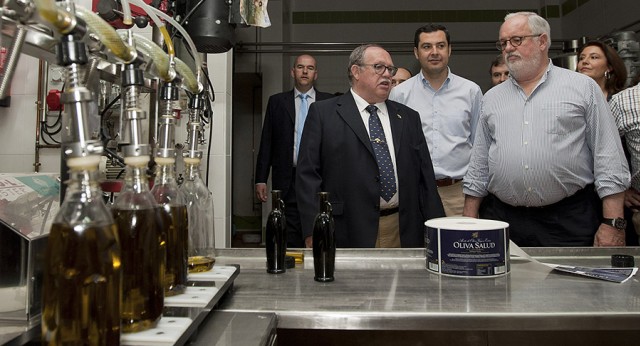 Miguel Arias Cañete y Juan Manuel Moreno visitan la cooperativa de aceite San Juan Evangelista de Villagordo