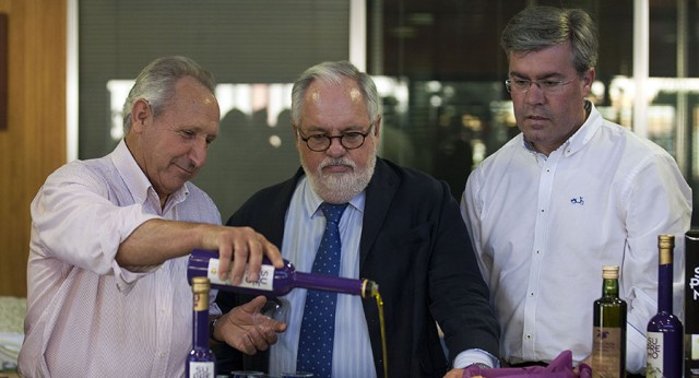 Miguel Arias Cañete en una cata de aceite en Jaén con José Enrique Fernández de Moya