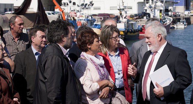 Miguel Arias Cañete mantiene un encuentro con el sector del mar en Cambados (Pontevedra)