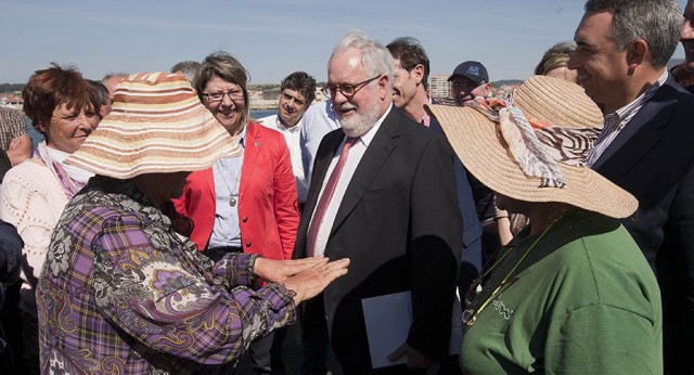 Miguel Arias Cañete mantiene un encuentro con el sector del mar en Cambados (Pontevedra)