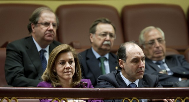 María Dolores de Cospedal escuchando a Mariano Rajoy durante el Debate sobre el Estado de la Nación 