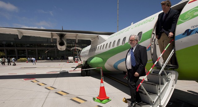 Miguel Arias Cañete en el aeropuerto de Tenerife