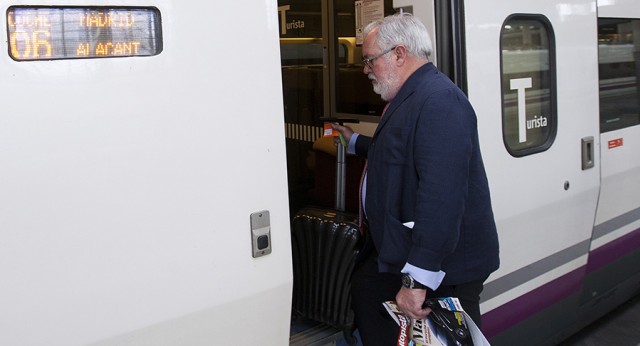 Miguel Arias Cañete en el AVE a Alicante