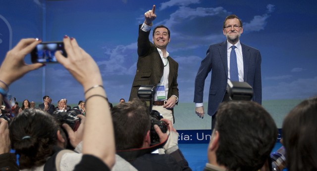 Juanma Moreno y Mariano Rajoy durante la clausura 