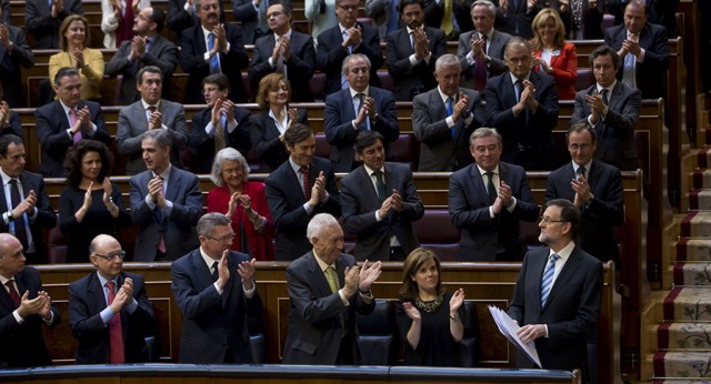 Mariano Rajoy es aplaudido por la bancada popular 