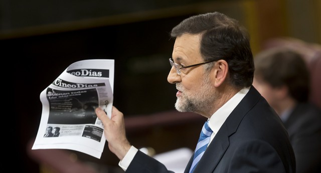 Mariano Rajoy muestra un artículo de prensa durante el Debate Sobre el Estado de la Nación 