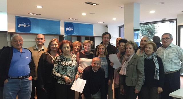 El vicesecretario de Organización y Electoral, Carlos Floriano, con voluntarios del PP de Aragón