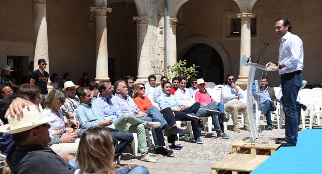 Esteban González Pons, Rosa Estarás, y José Ramón Bauzá en el acto de Nuevas Generaciones