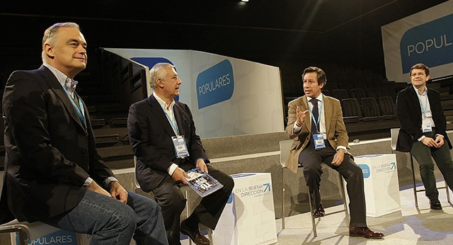 Carlos Floriano con Esteban González Pons, Javier Arenas y Alfonso Mañueco durante la visita a las instalaciones