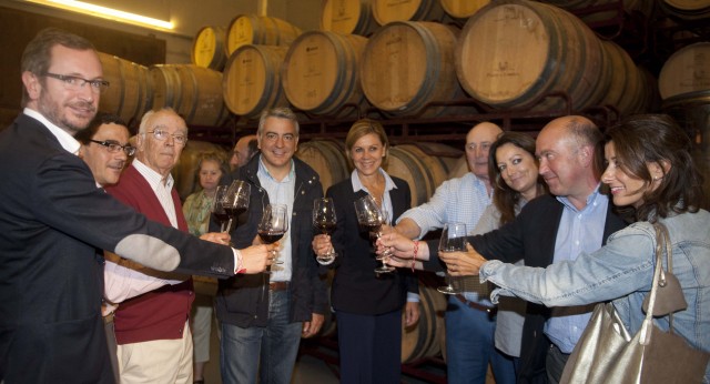 María Dolores de Cospedal en la bodega El Ciego (Álava)