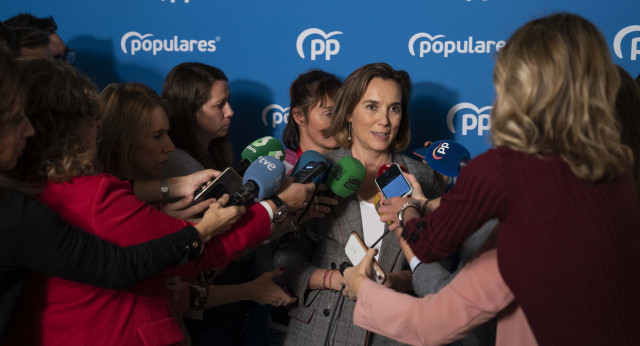 Cuca Gamarra atiende a los medios de comunicación