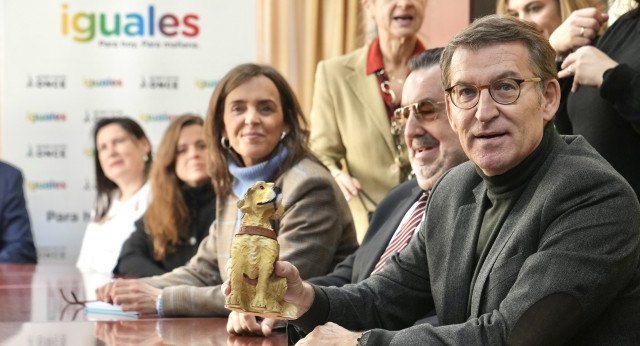 El presidente del Partido Popular, Alberto Núñez Feijóo, visita la Fundación Once del Perro Guía