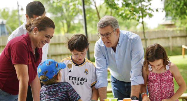 Visita de Alberto Núñez Feijóo a los campamentos de Verano de Torrejón de Ardoz