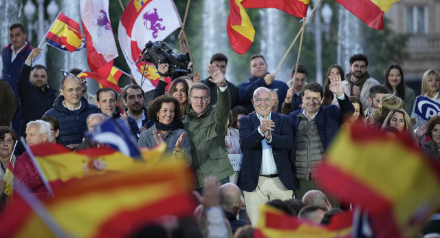 Alberto Núñez Feijóo, Alfonso Fernández Mañueco y Jesús Julio Carnero durante el acto celebrado en Valladolid