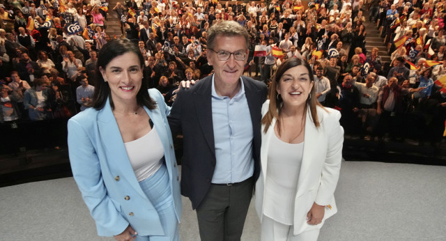 El presidente del PP, Alberto Núñez Feijóo, junto a Mª José Sáenz de Buruaga y Gema Igual