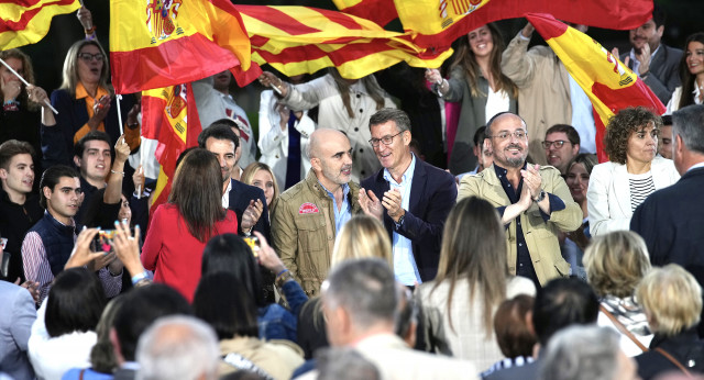 Alberto Núñez Feijóo, junto a Alejandro Fernández y Daniel Sirera, durante el mitin celebrado en Barcelona