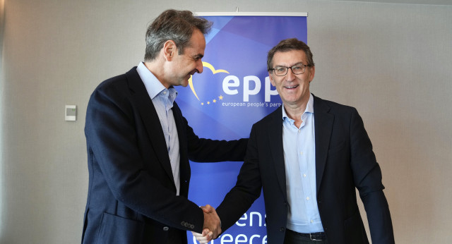 El presidente del Partido Popular, Alberto Núñez Feijóo, junto al primer ministro de Grecia, Kyriakos Mitsotakis, en la Cumbre del EPP en Atenas