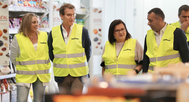 Alberto Núñez Feijóo en su visita a la cooperativa Covirán